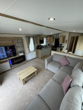 Golden Palm Resort - The Blenheim Retreat - Coastal Caravan Breaks